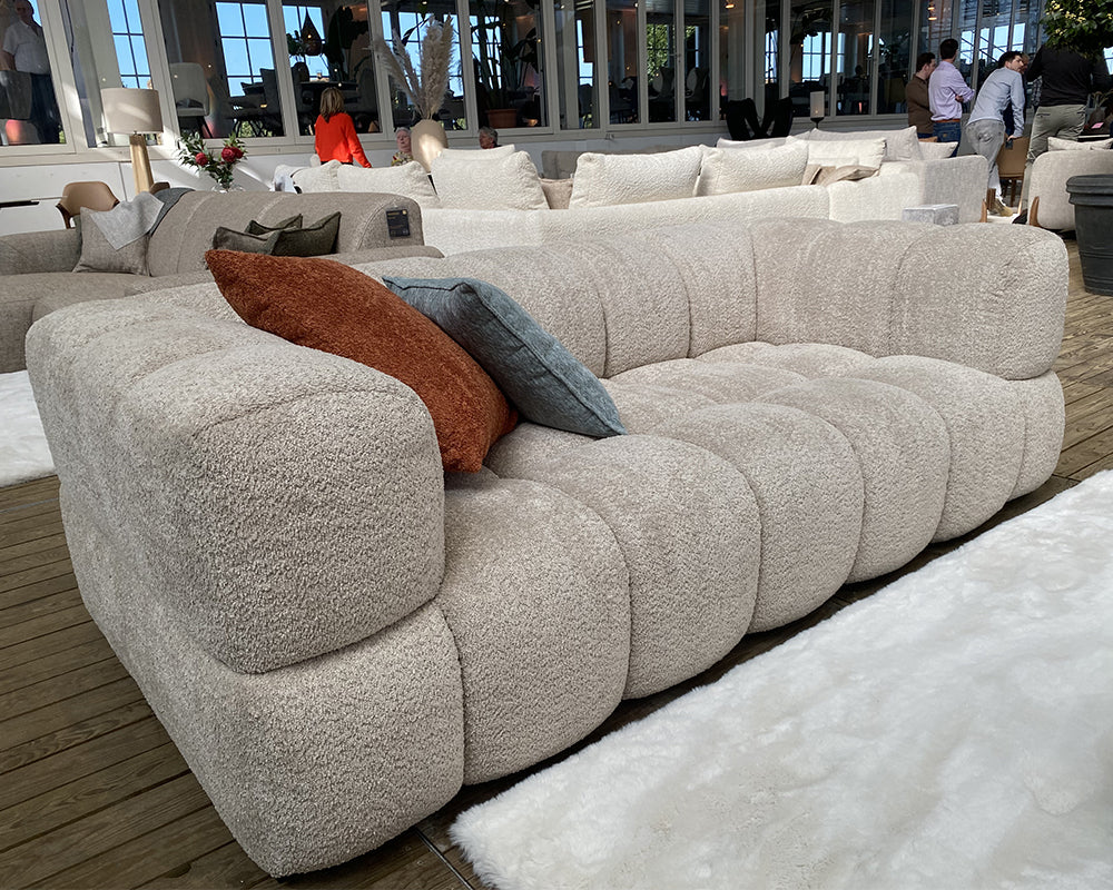 Canapé Noah en situation – en showroom – tissu beige de qualité