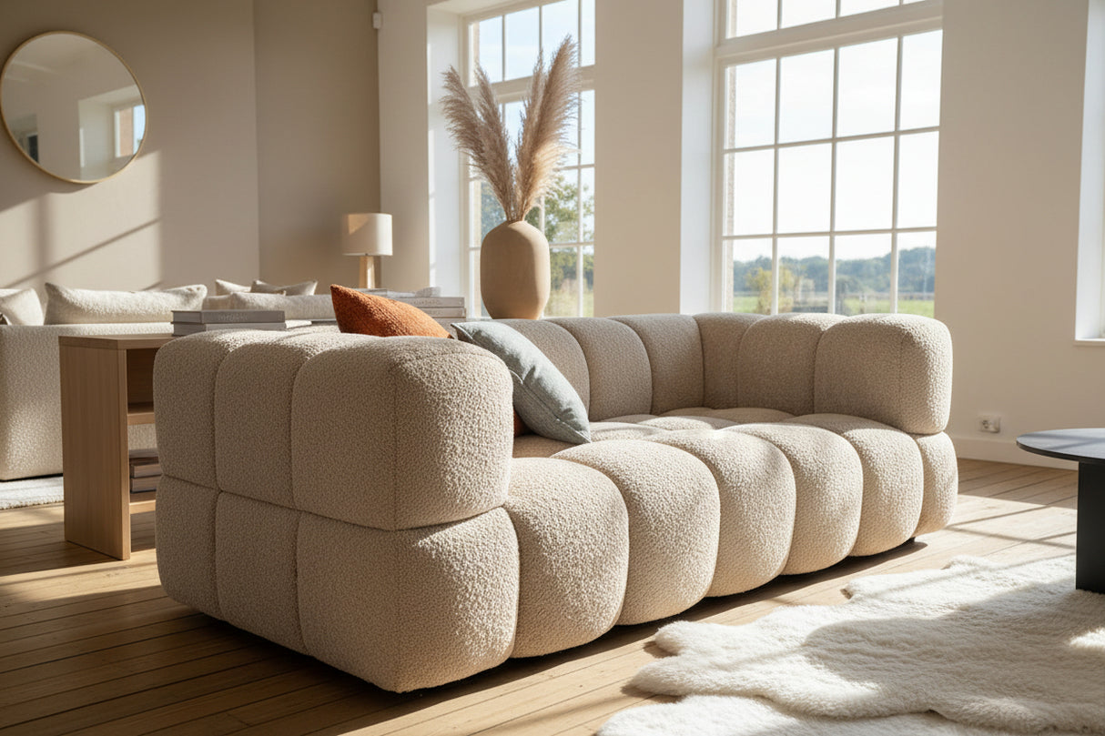 Canapé Noah en situation – en showroom – tissu beige de qualité