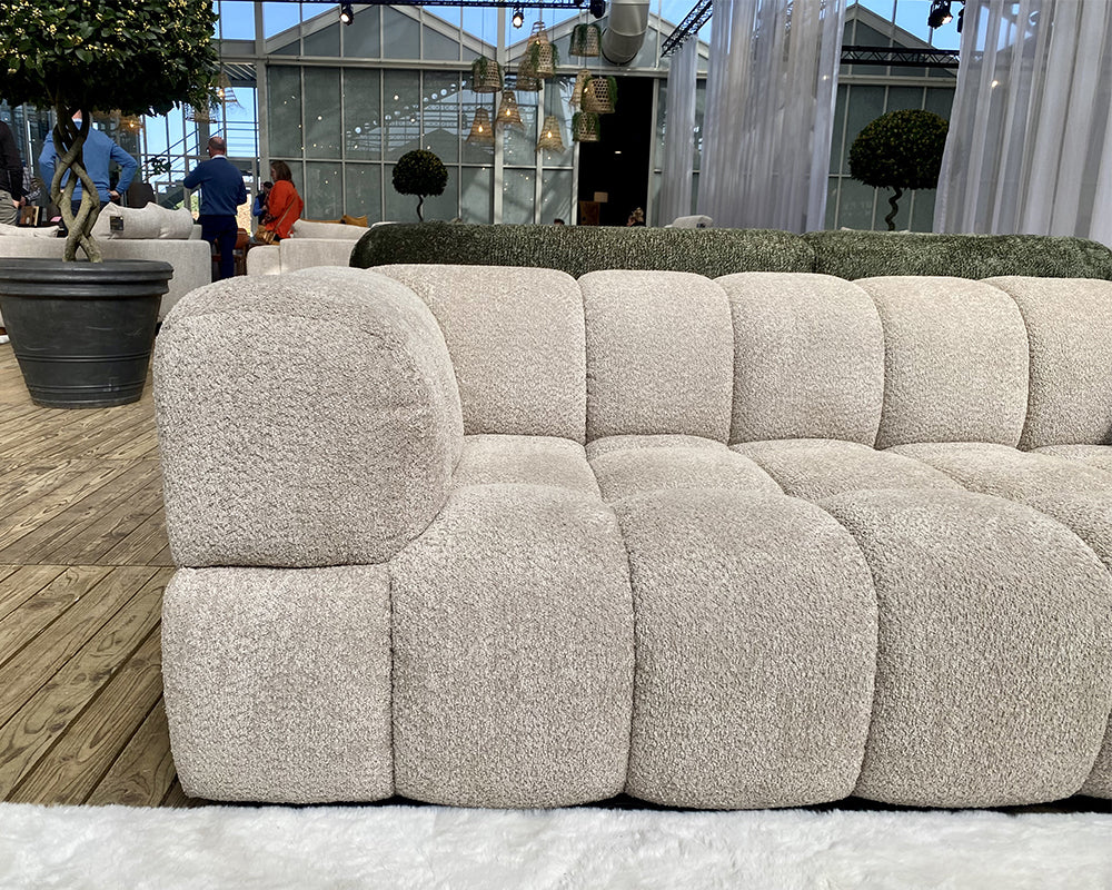 Canapé Noah en situation – en showroom – tissu beige de qualité