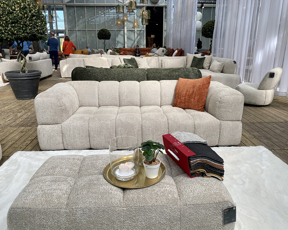 Canapé Noah en situation – en showroom – tissu beige de qualité