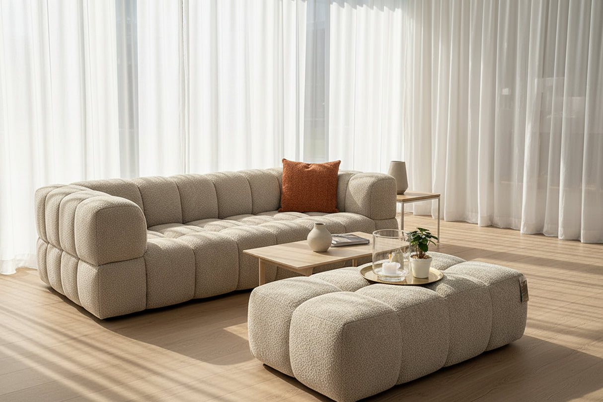 Canapé Noah en situation – en showroom – tissu beige de qualité