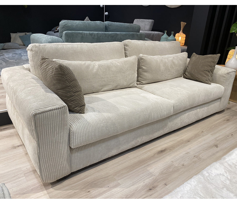 Canapé droit Lovy en situation - salon - velours côtelé - pied métal ou bois