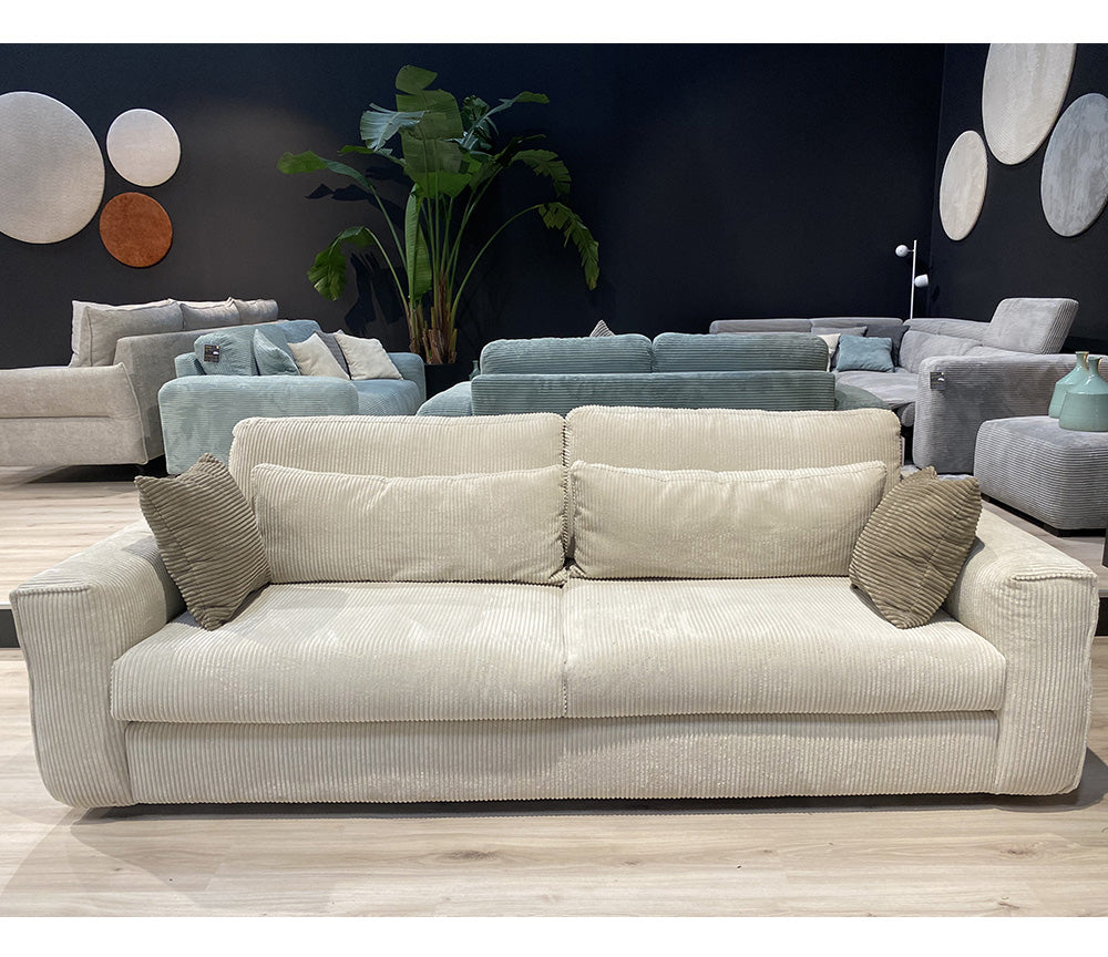 Canapé droit Lovy en situation - en showroom - velours côtelé - pied métal ou bois