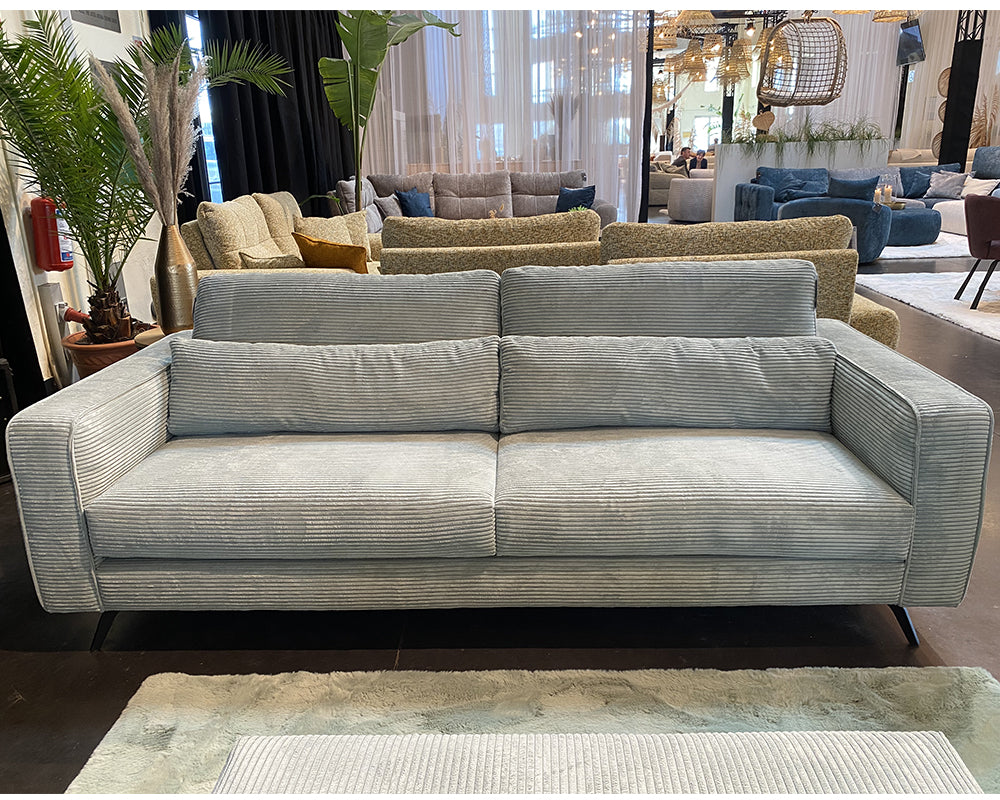 Canapé Levy en situation – salon – velours côtelé - pied métal noir ou bois foncé