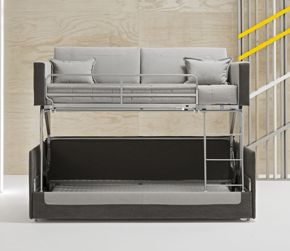 Vue d’angle du canapé lit superposé design, tissu premium beige, accoudoirs élégants – Souffle d’Intérieur