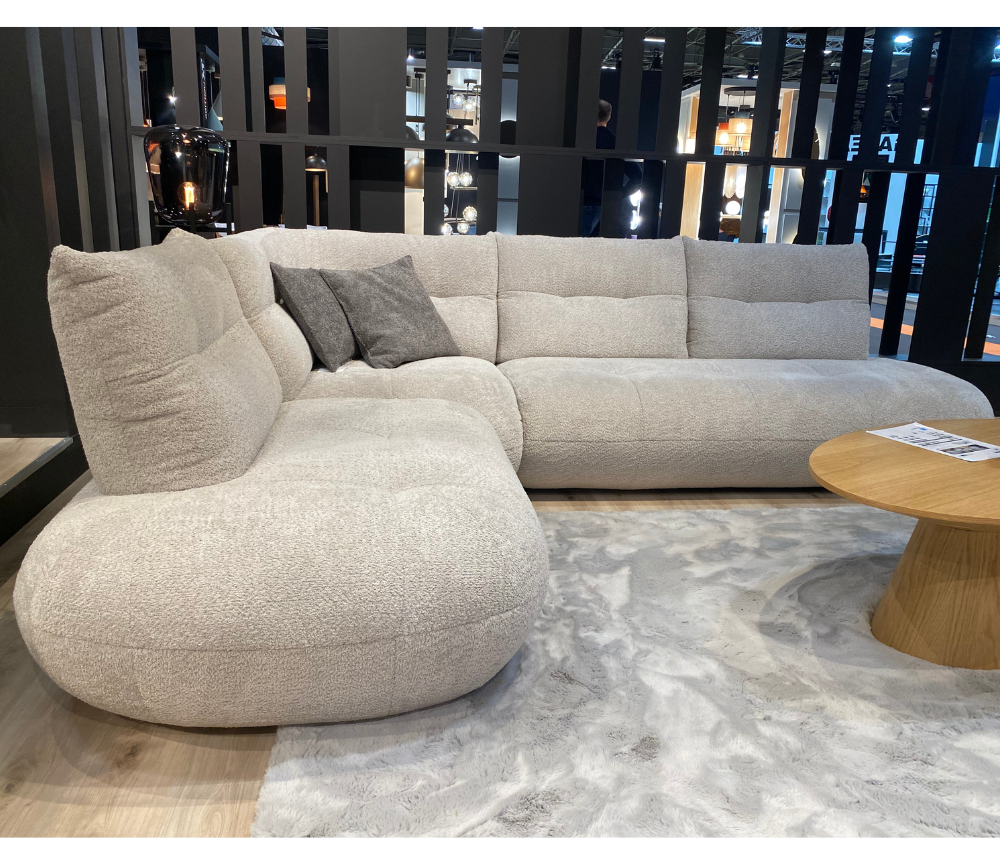Vue du coin arrondi du canapé Moony beige avec coussins assortis – confort et design chaleureux signés Souffle d’Intérieur