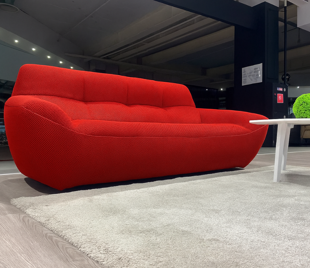 canape 3 places rouge arrondi dans le magasin de meuble à Yerres