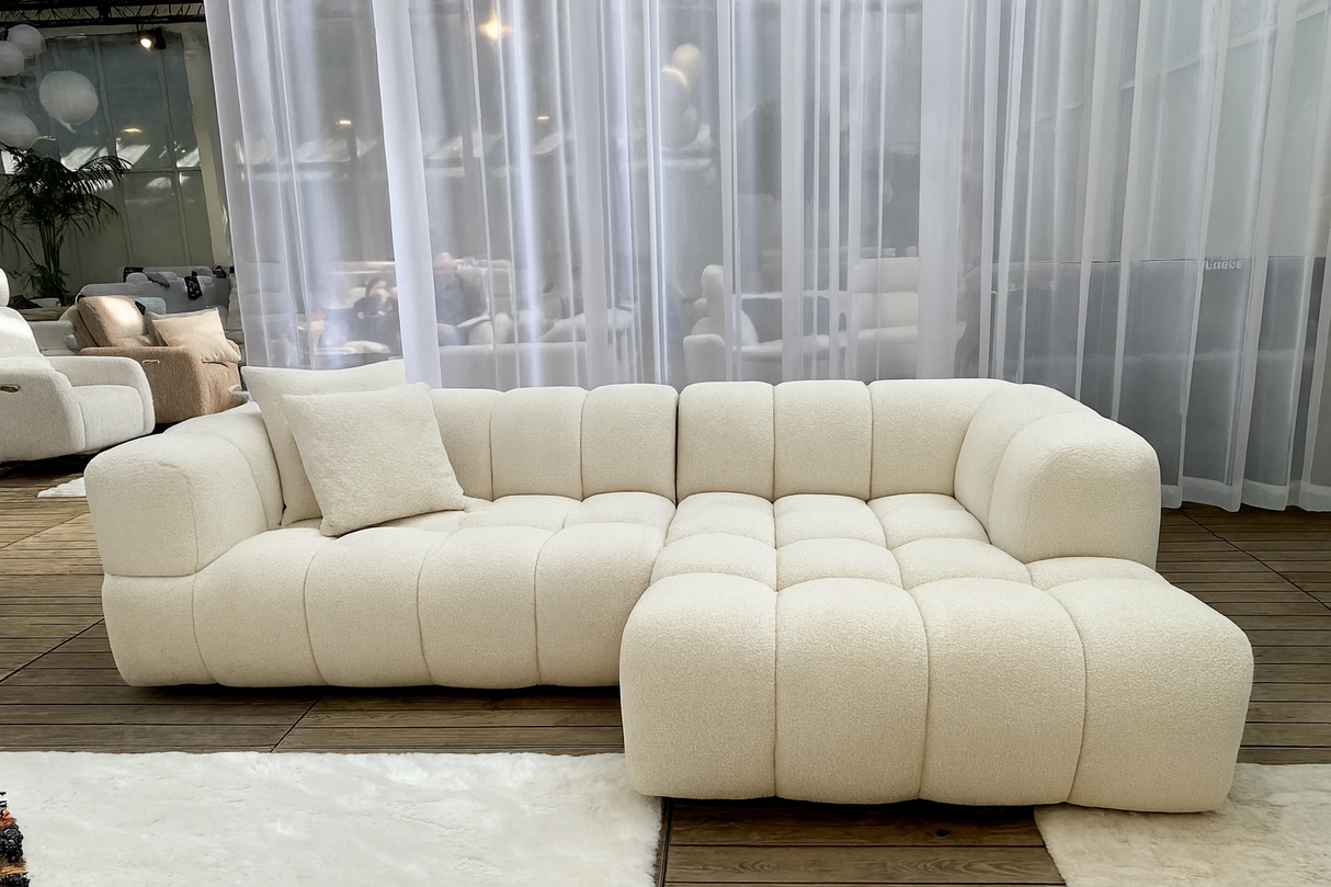 Canapé Vida beige arrondi en exposition magasin Souffle d’Intérieur à Yerres – style chaleureux et lumineux