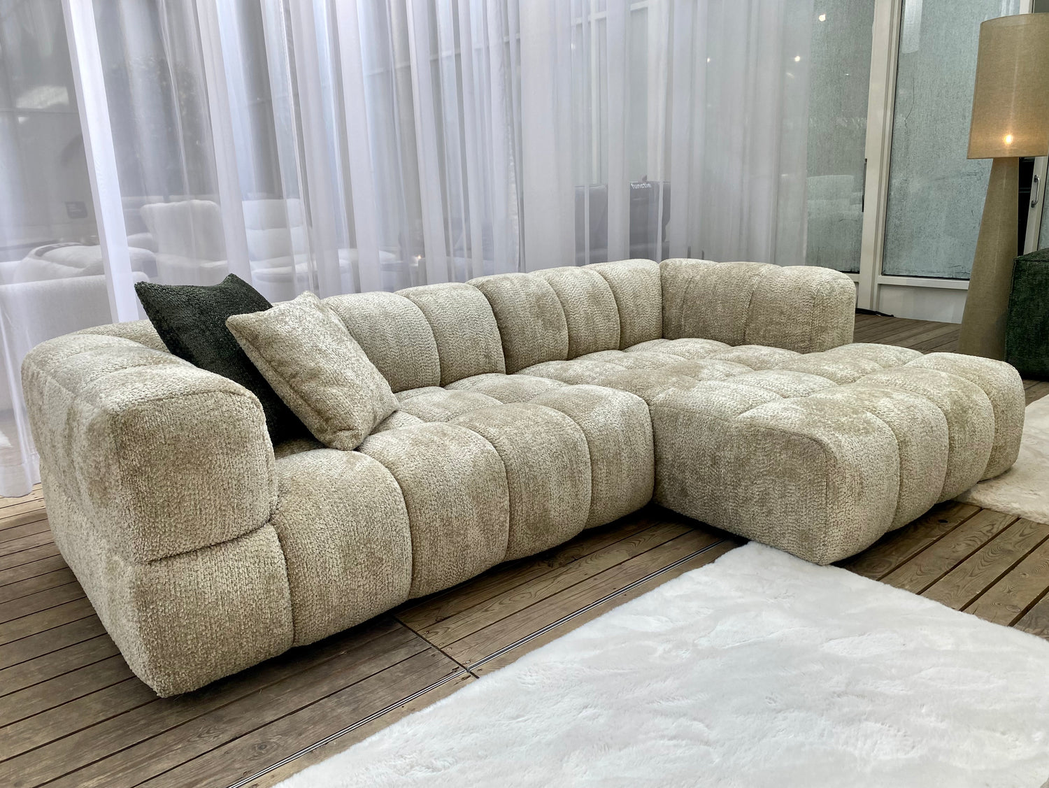 Canapé Vida vert dans un salon contemporain lumineux – Souffle d’Intérieur