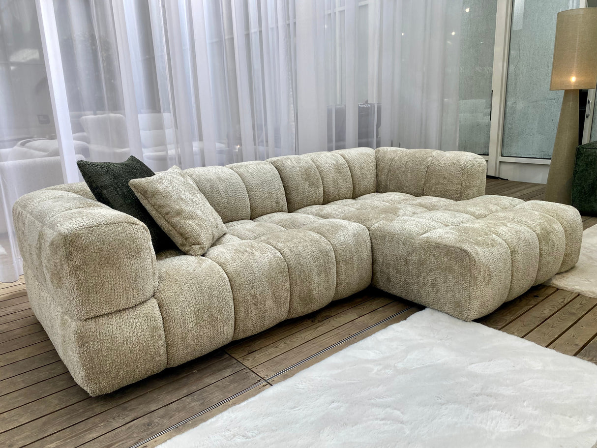 Canapé Vida vert dans un salon contemporain lumineux – Souffle d’Intérieur