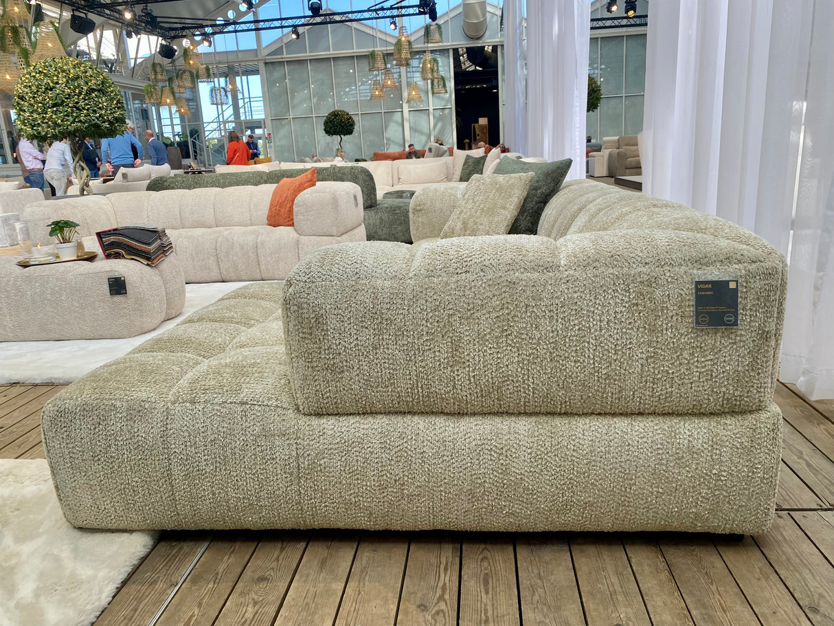 Canapé Vida vert matelassé exposé dans le showroom Souffle d’Intérieur à Yerres – velours profond et allure contemporaine