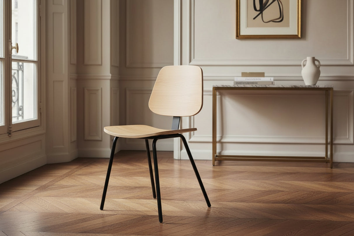 Chaise salle à manger Evy - vue 3/4 - assise placage frêne vernis