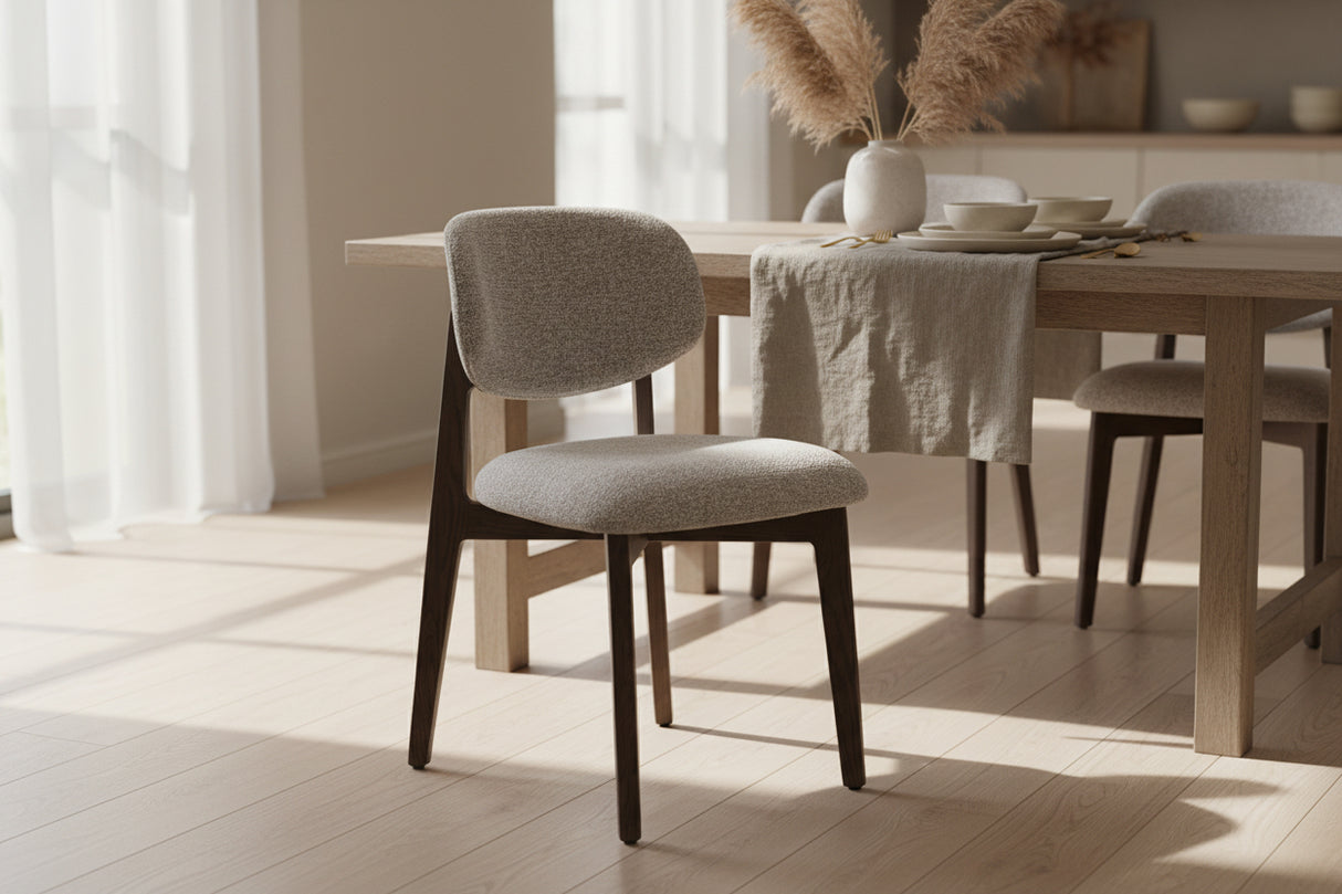 Chaise salle à manger Carmy – tissu sable – vue 3/4