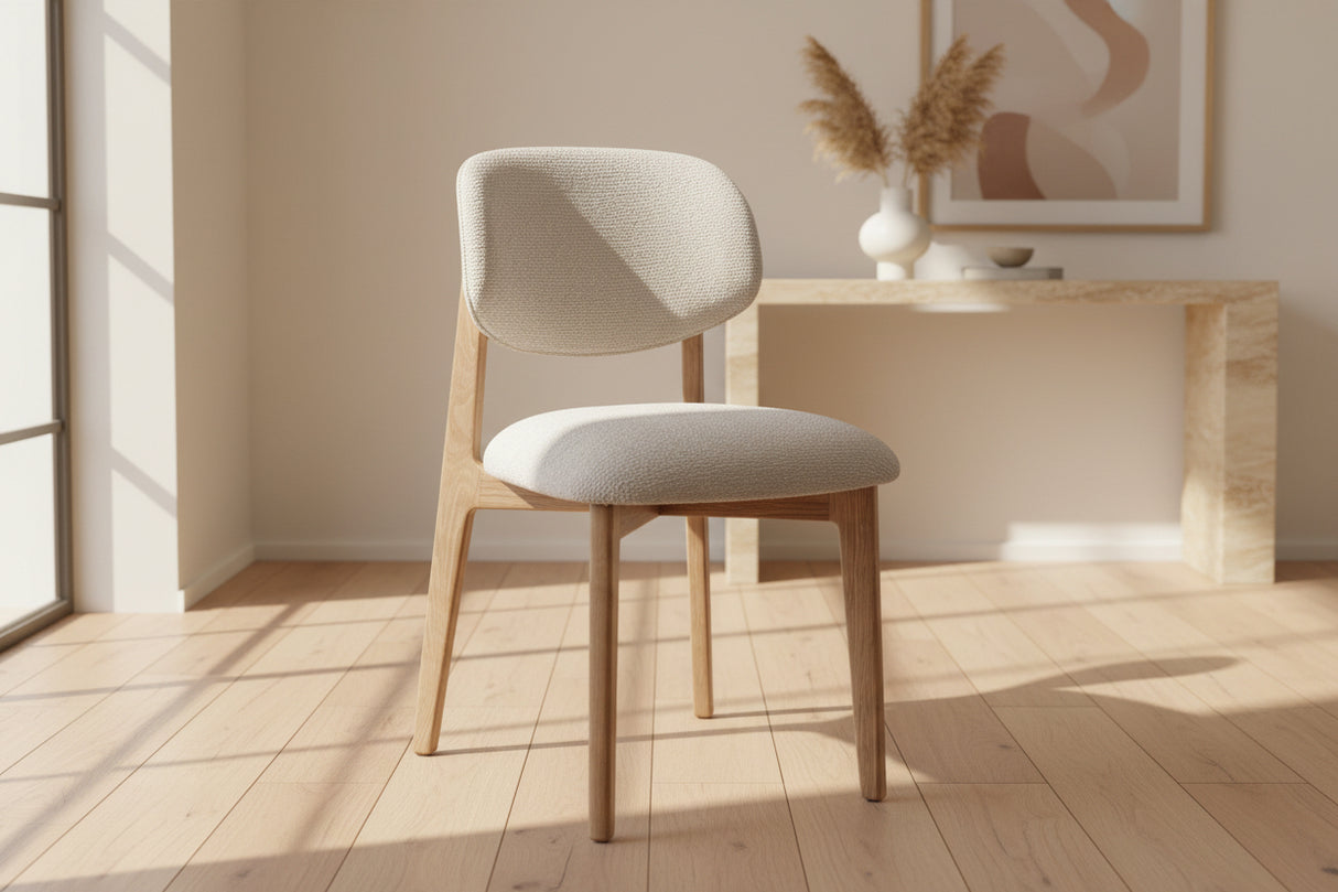 Chaise bois salle à manger Carmy – vue 3/4 – tissu beige – pieds chêne massif