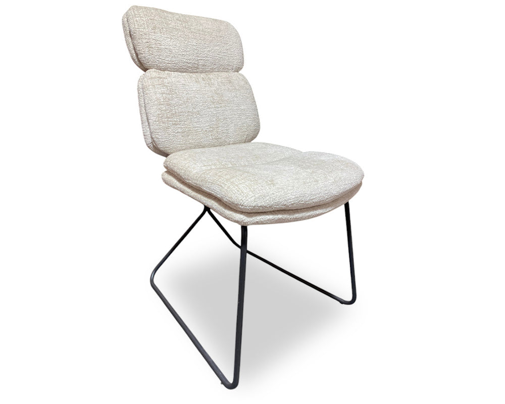 chaise beige pieds noir de salle à manger - Souffle d'intérieur