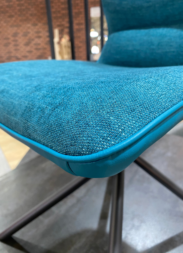 Chaise bleu pétrole pieds métal en tissu design  - Wendy