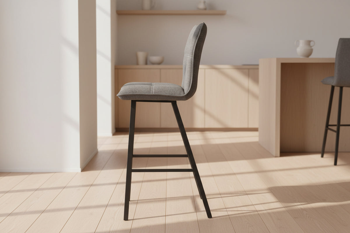 Chaise de bar Veronica – vue de profil – tissu gris – pieds métal peint
