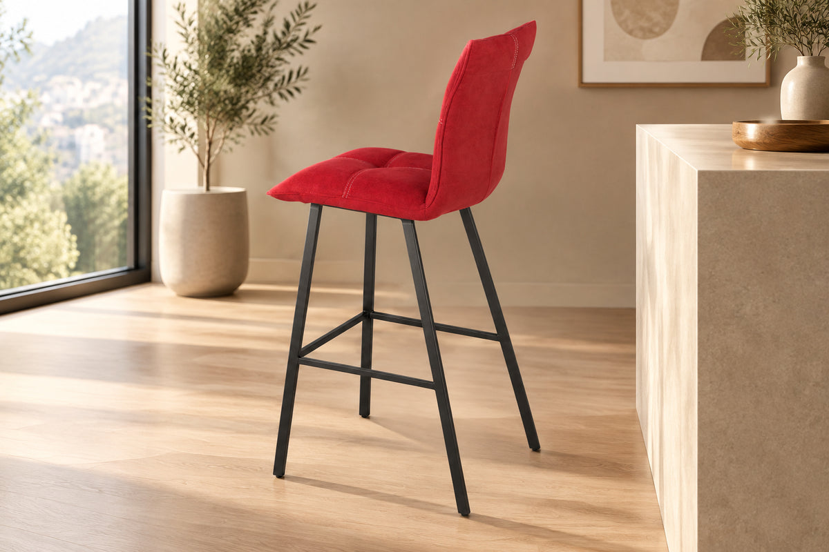 Chaise de bar Veronica – vue 3/4 arrière – tissu rouge – pieds métal peint