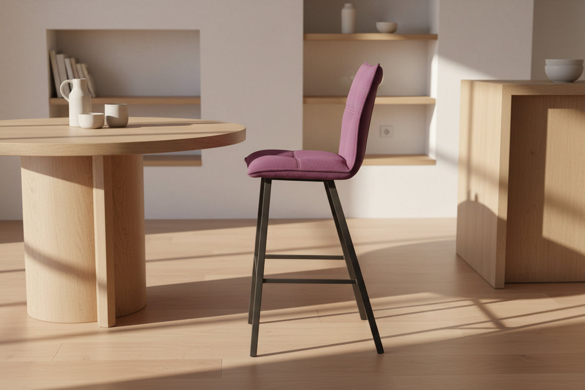 Chaise de bar Veronica – vue de profil – tissu violet – pieds métal peint