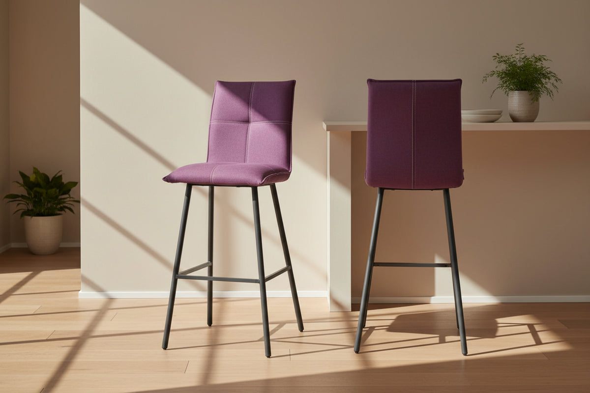 Chaise de bar Veronica – vue 3/4 – tissu violet – pieds métal peint