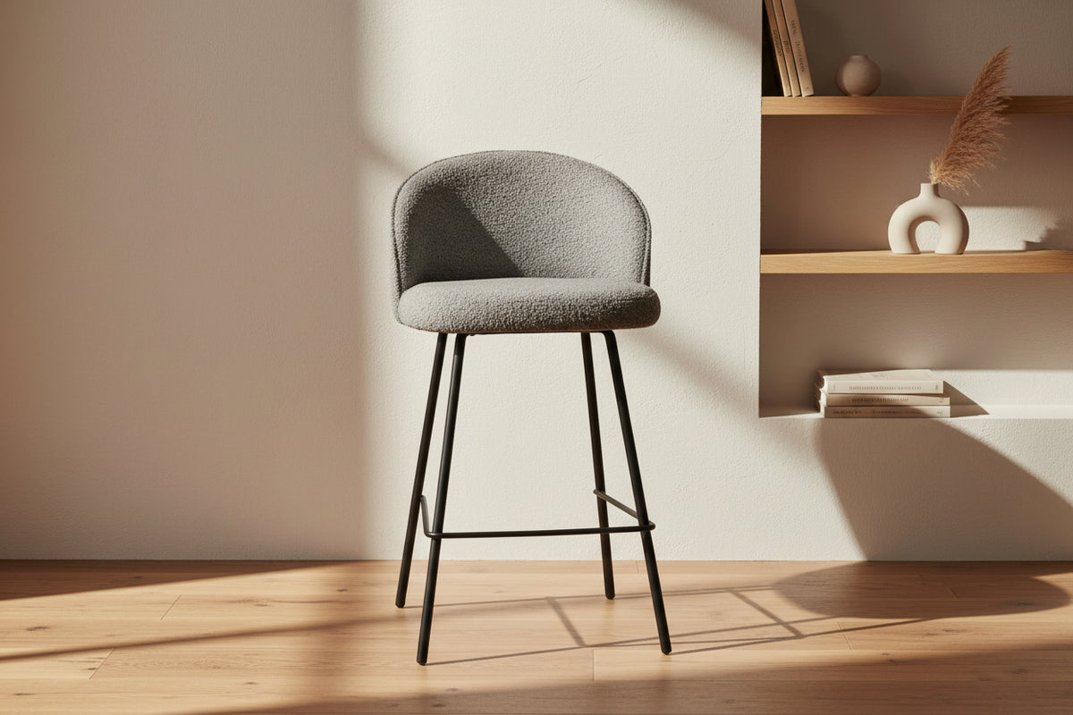 Chaise de comptoir confortable gris - Rousseau Furniture - Souffle d'Intérieur