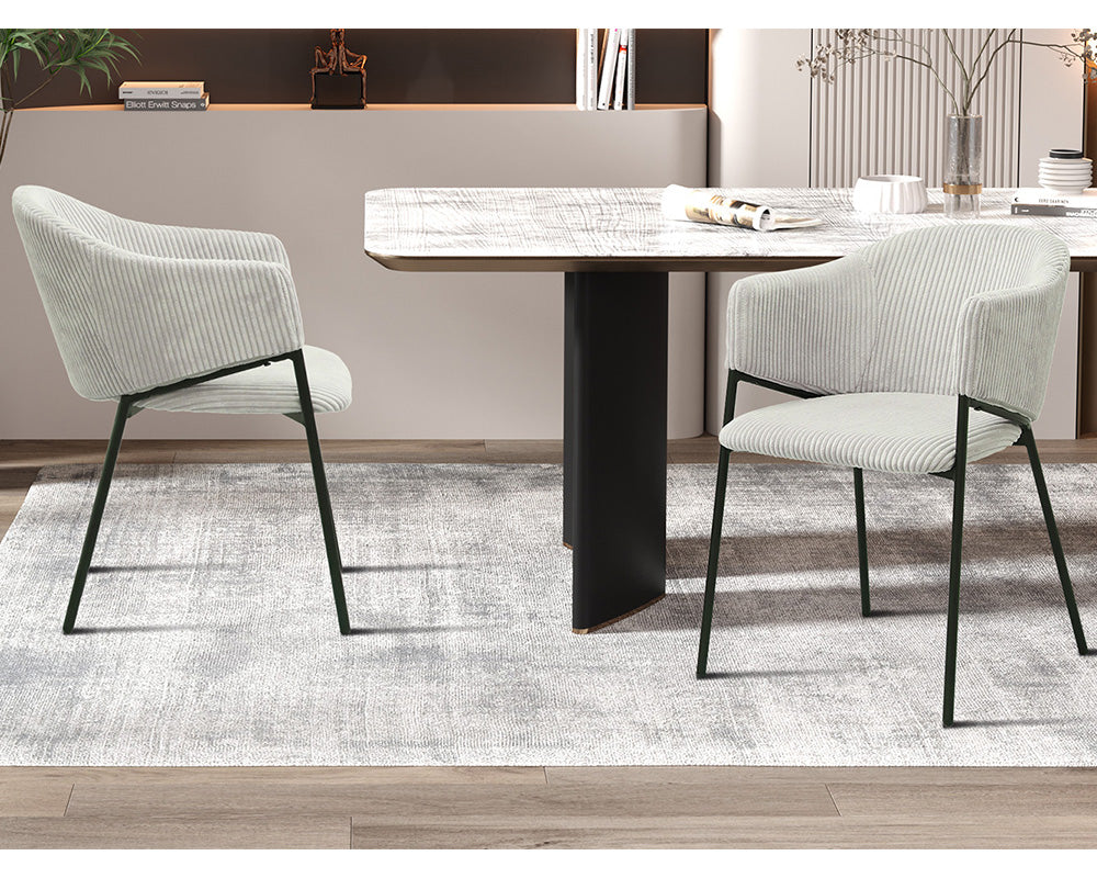 Chaise de salle à manger avec accoudoir en velours gris clair - Rousseau - Souffle d'intérieur