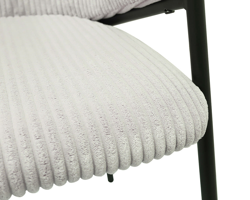 Chaise de salle à manger avec accoudoir en velours gris clair - Rousseau - Souffle d'intérieur