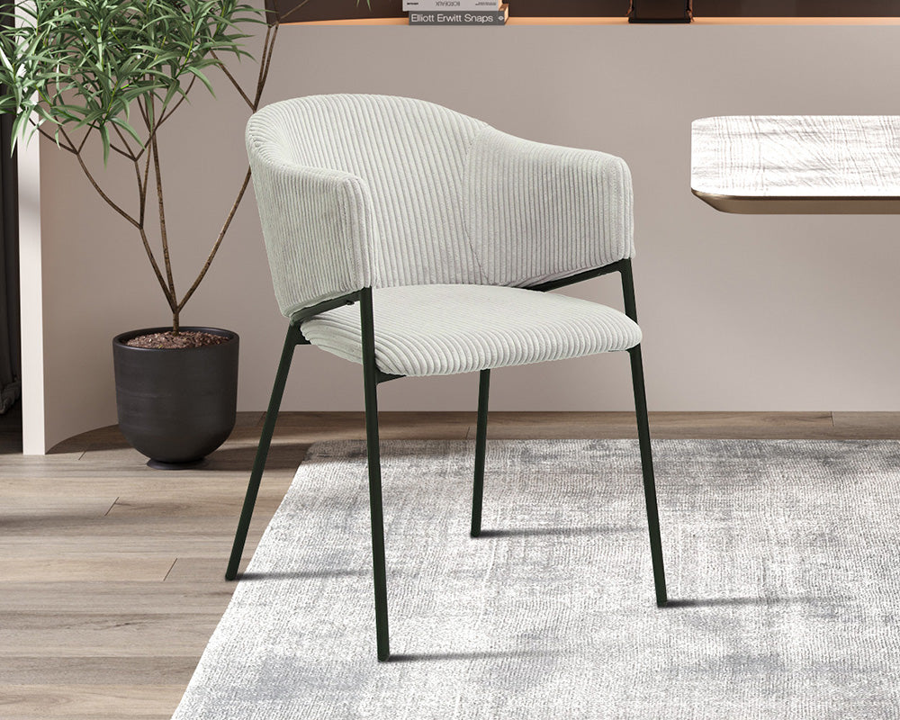 Chaise de salle à manger avec accoudoir en velours gris clair - Rousseau - Souffle d'intérieur