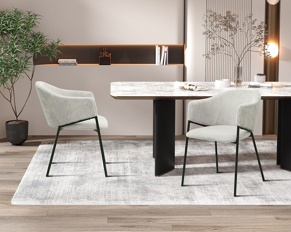 Chaise de salle à manger avec accoudoir en velours gris clair - Rousseau - Souffle d'intérieur