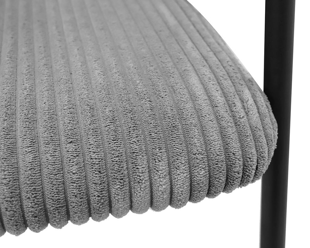 Chaise de salle à manger avec accoudoir en velours gris foncé - Rousseau - Souffle d'intérieur