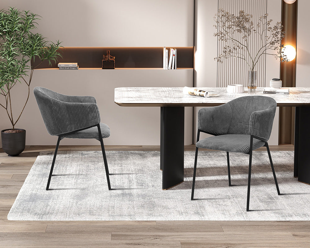 Chaise de salle à manger avec accoudoir en velours gris foncé - Rousseau - Souffle d'intérieur