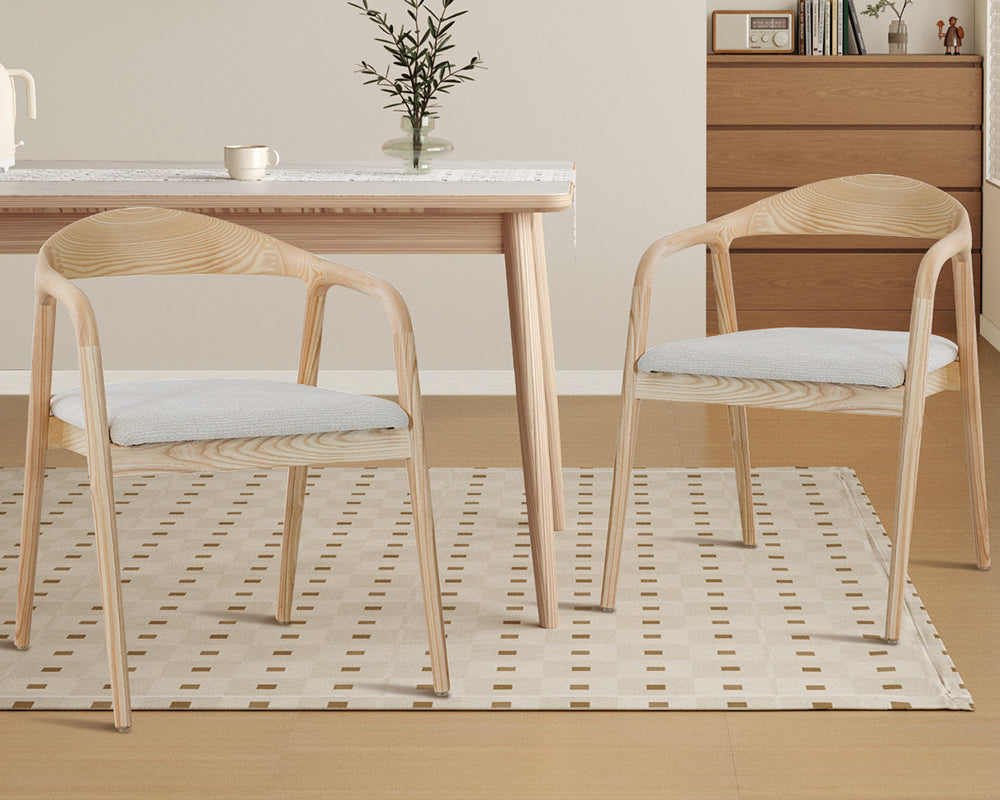 Chaise salle à manger Clany – vue d’échelle avec table – bois de frêne naturel