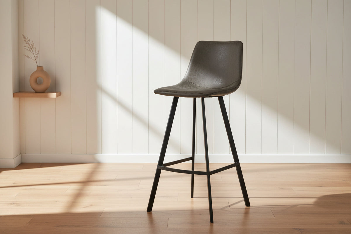 Tabouret de bar industriel pieds métal gris sur fond blanc - SOUFFLE d'intérieur