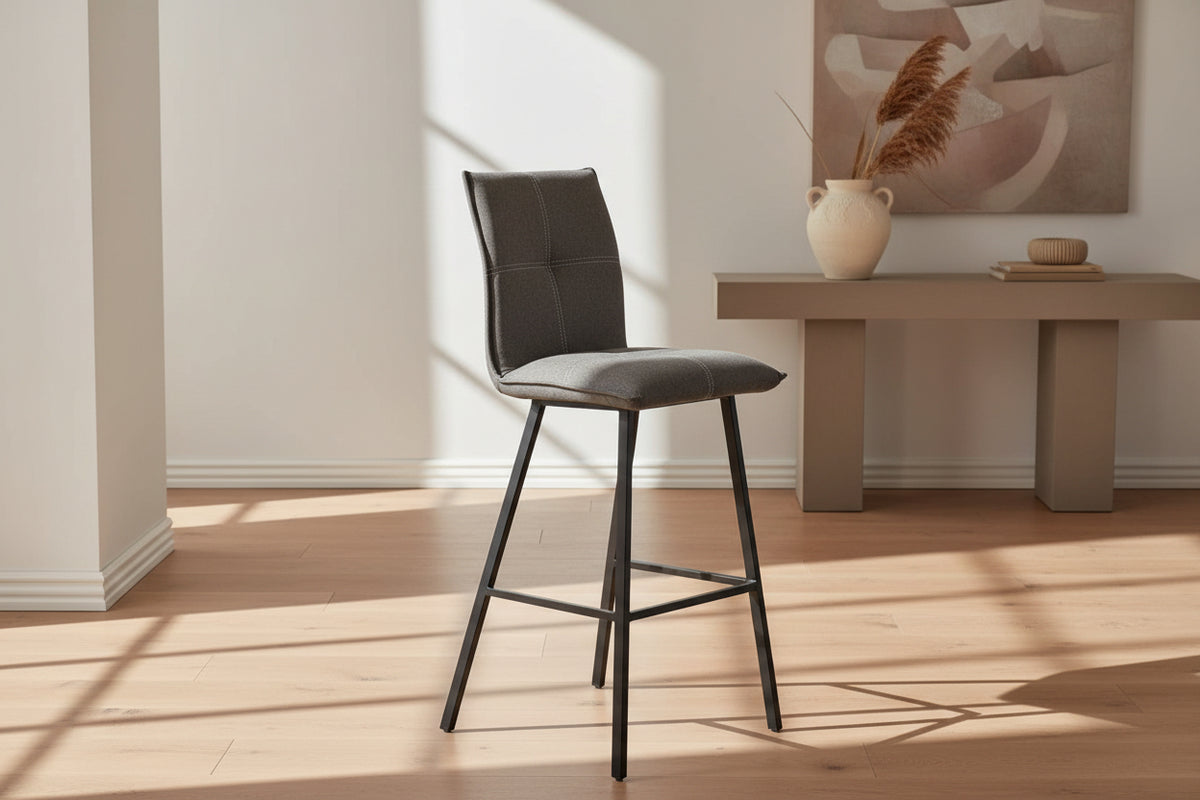Chaise de bar Veronica – vue 3/4 – tissu gris – pieds métal peint