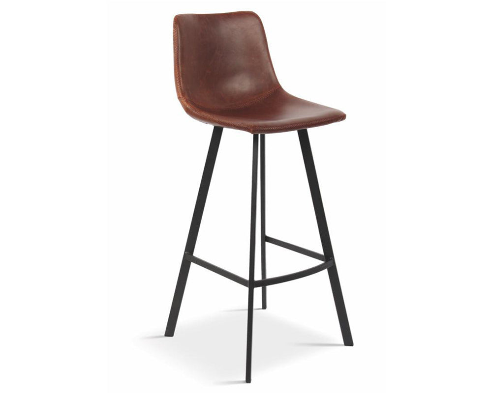 Tabouret de bar industriel pieds métal cognac sur un fond blanc - SOUFFLE D'intérieur