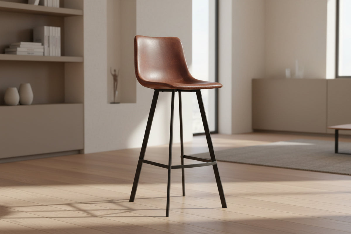 Tabouret de bar industriel pieds métal cognac sur un fond blanc - SOUFFLE D'intérieur