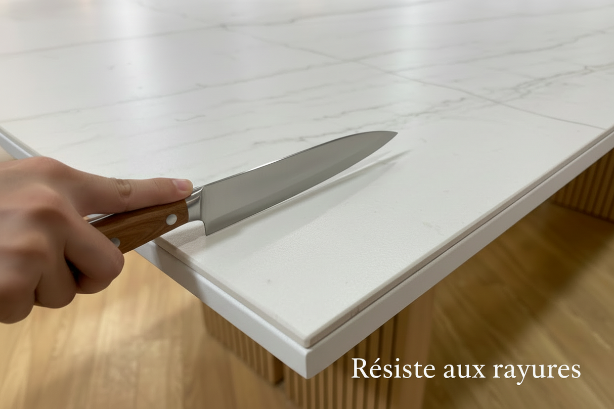 Marquis céramique marbre blanc – test résistance aux rayures, couteau glissant sur plateau, surface intègre