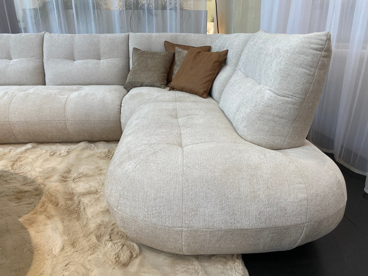 Détail du canapé d’angle Moony en velours beige – assise moelleuse et couture raffinée Souffle d’Intérieur