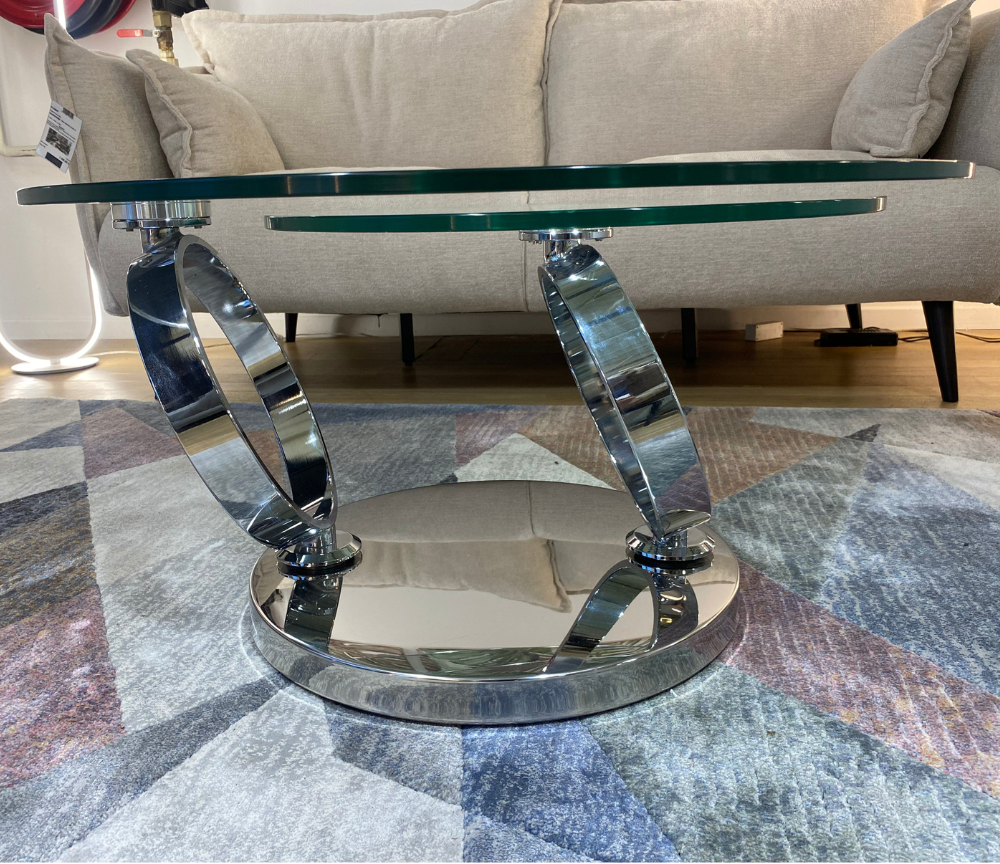 Détail du piétement à anneaux chromés de la table basse ronde en verre Olivia