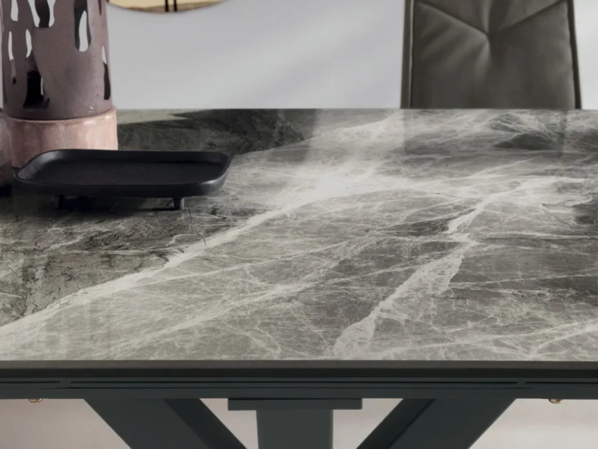 zoom detail du plateau ceramique marbre