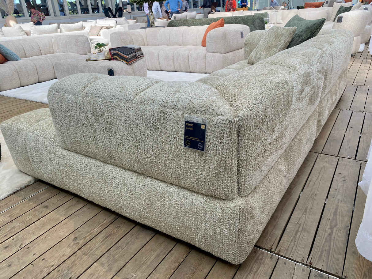 Gros plan sur le tissu velours vert matelassé du canapé Vida – qualité et élégance des finitions