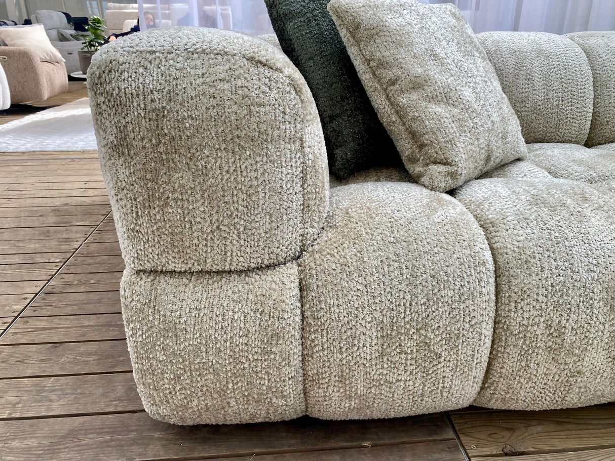 Détail du tissu matelassé vert du canapé Vida – confort et raffinement