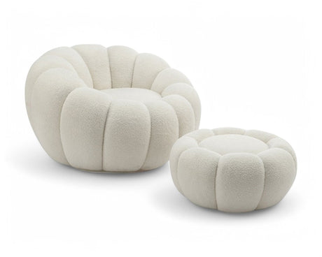 fauteuil blanc bouclette avec son pouf sur un fond blanc