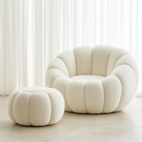 fauteuil blanc bouclette avec son pouf dans un salon