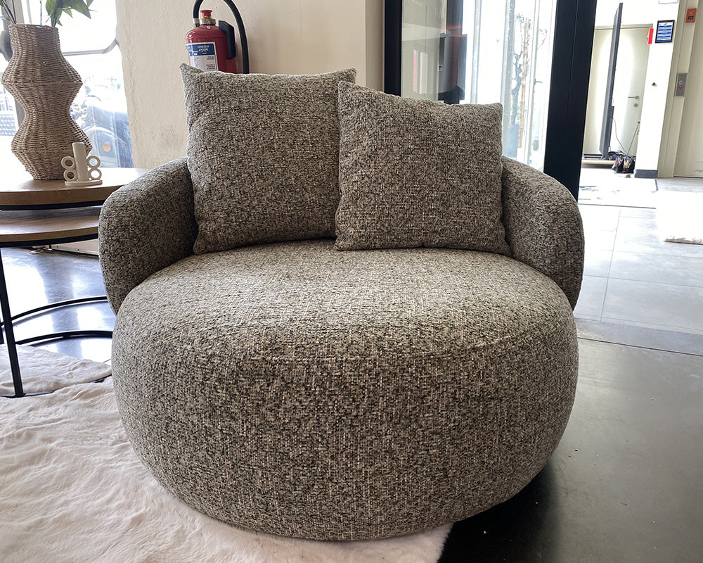 Fauteuil Popy en situation – salon – velours taupe