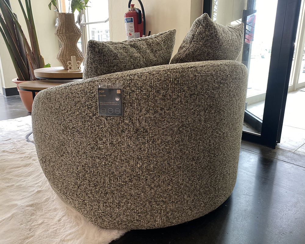 Fauteuil Popy en situation – salon – velours taupe