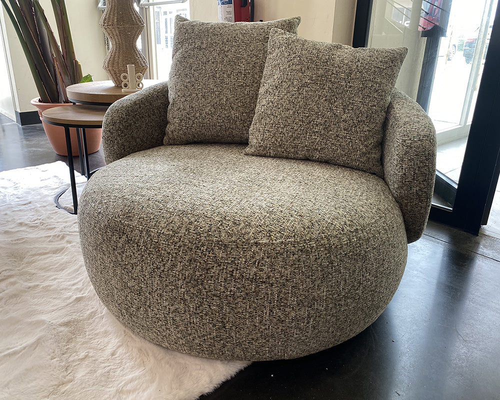 Fauteuil Popy en situation – salon – velours taupe