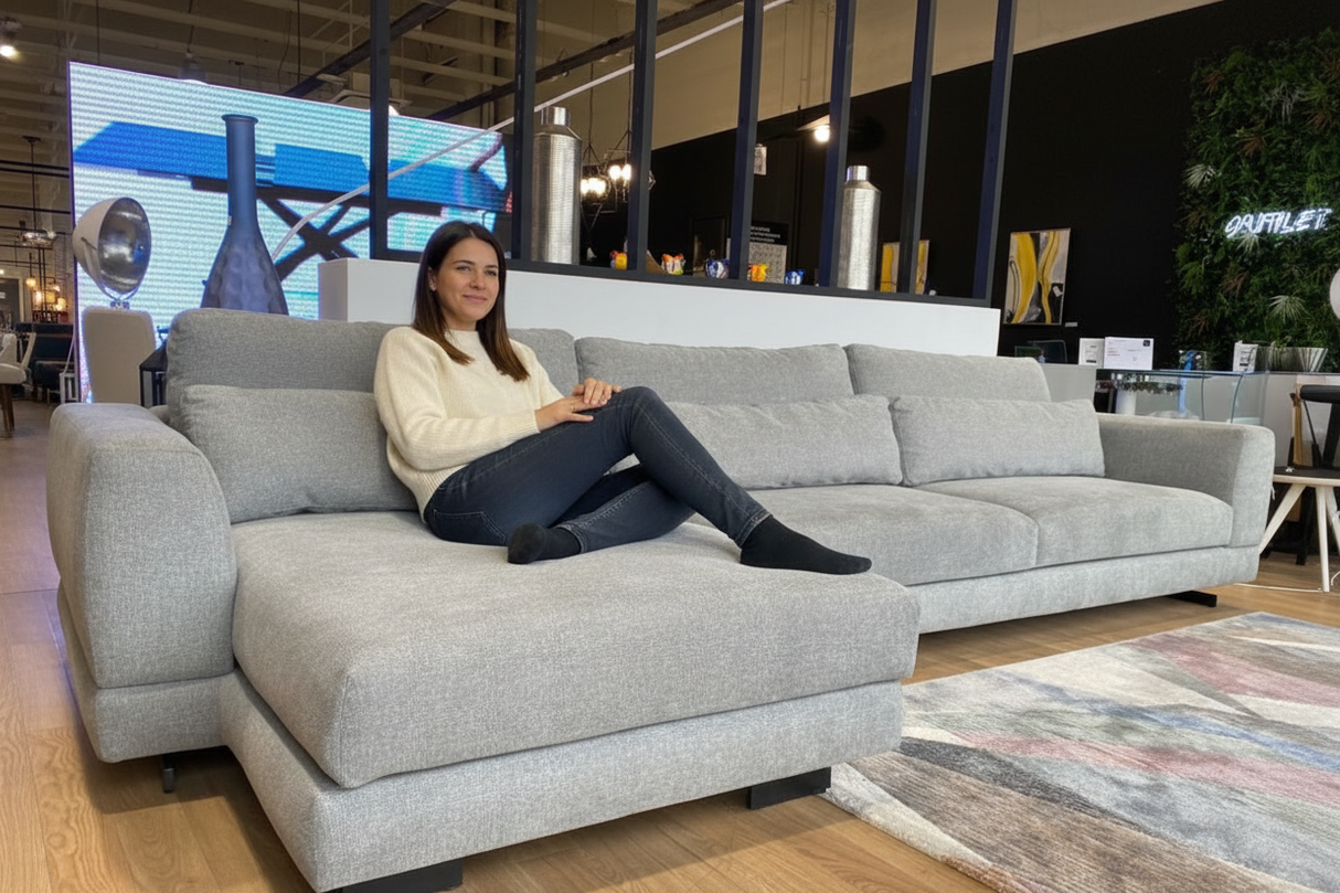 Femme en détente sur canapé d'angle gris Remco