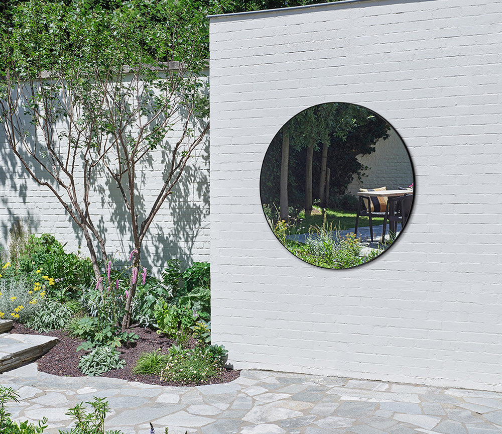 Grand miroir rond de jardin Hoop – vue en situation mur extérieur
