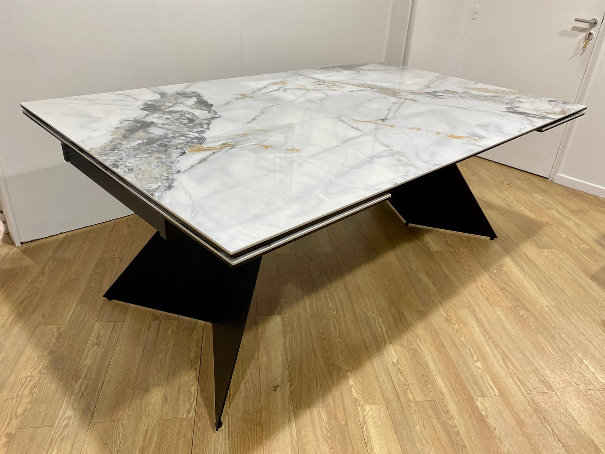 grande table extensible dans le magasin Souffle d'intérieur